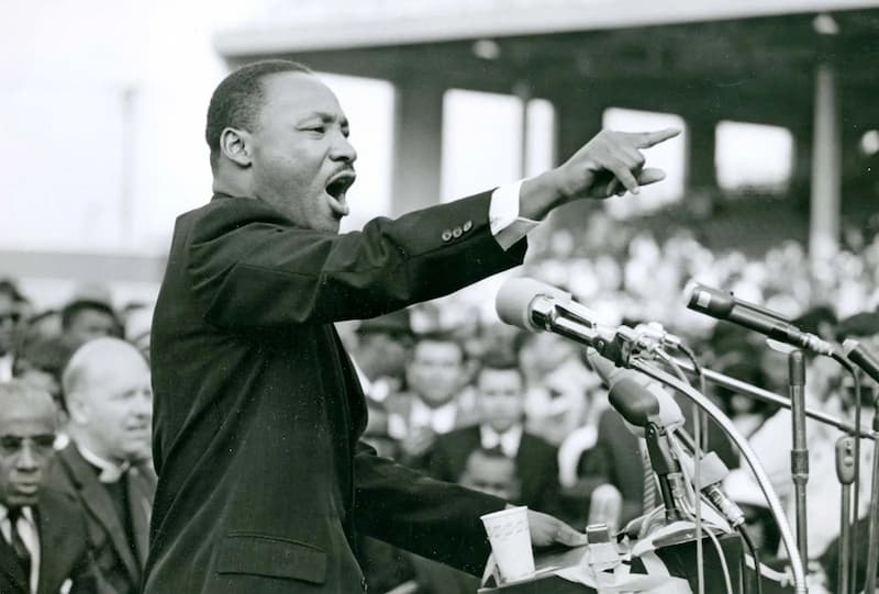 Cựu mục sư Martin Luther King Jr  và những câu nói hay về LGBT bằng Tiếng Anh